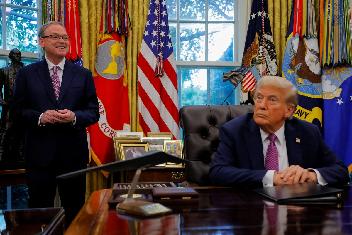 Ông Kevin Hassett (trái), ứng cử viên cho ghế Chủ tịch Fed, và Tổng thống Mỹ Donald Trump - Ảnh: Reuters.