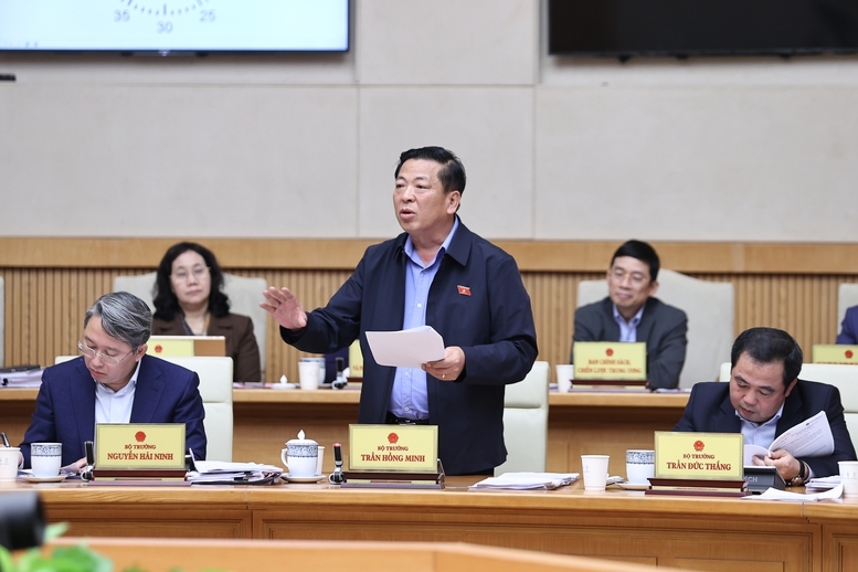 Bộ trưởng Bộ Xây dựng Trần Hồng Minh báo cáo - Ảnh: VGP