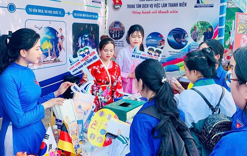 Người lao động tìm hiểu nhu cầu tuyển dụng tại phiên giao dịch việc làm