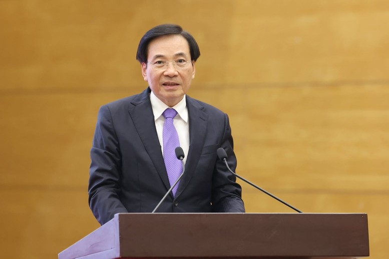 Bộ trưởng, Chủ nhiệm Văn phòng Chính phủ Trần Văn Sơn cung cấp thông tin tại họp báo - Ảnh: VGG.