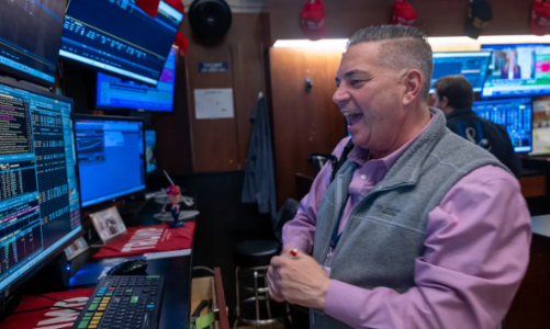 S&P 500 lên gần kỷ lục nhờ kỳ vọng giảm lãi suất, giá dầu tăng vì đàm phán hòa bình bế tắc