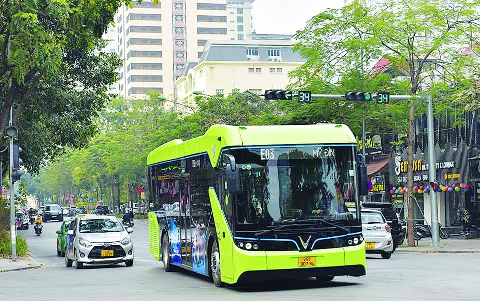 Hà Nội khuyến khích người dân sử dụng phương tiện xanh công cộng.