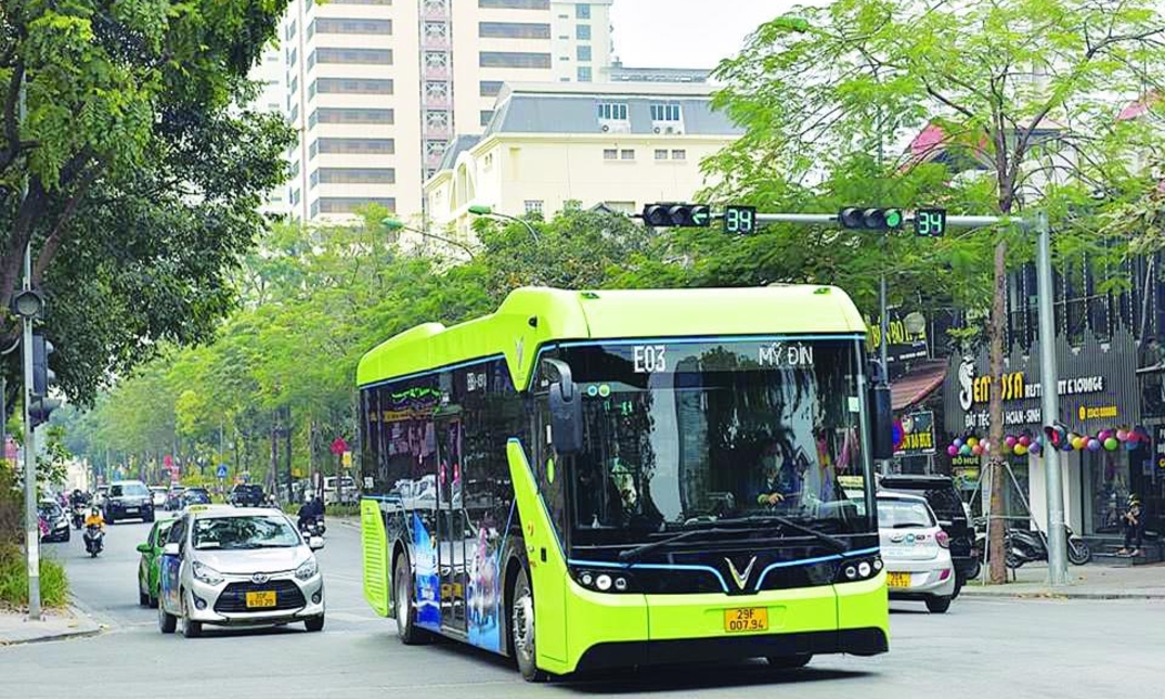 Hà Nội khuyến khích người dân sử dụng phương tiện xanh công cộng.