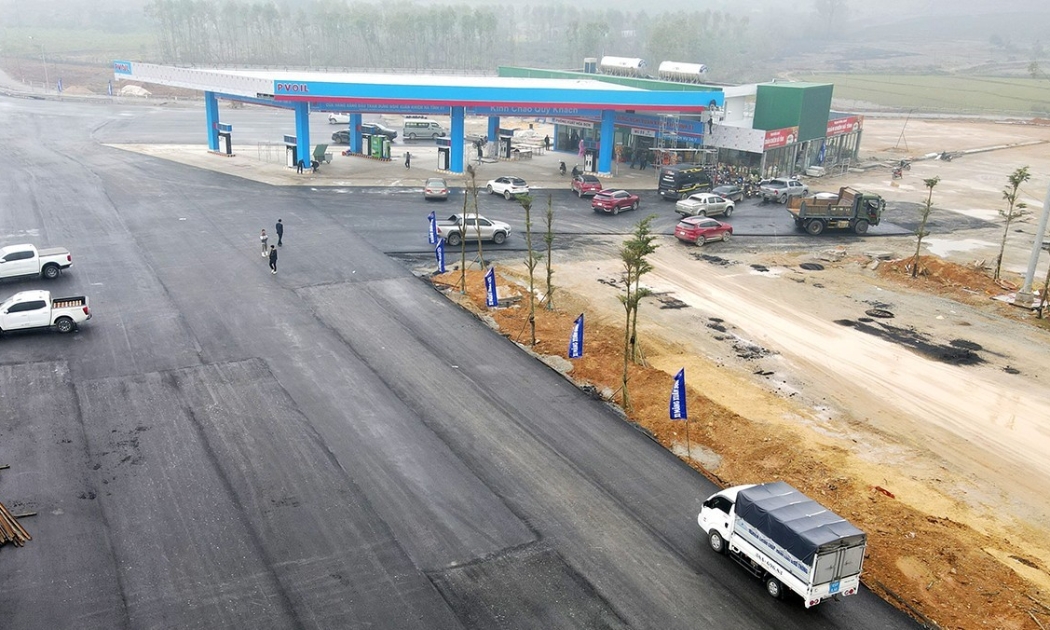 Trước mắt, trạm dừng nghỉ tạm này đang khai thác 1 bên theo chiều di chuyển Bắc - Nam. Ảnh: Văn Đức