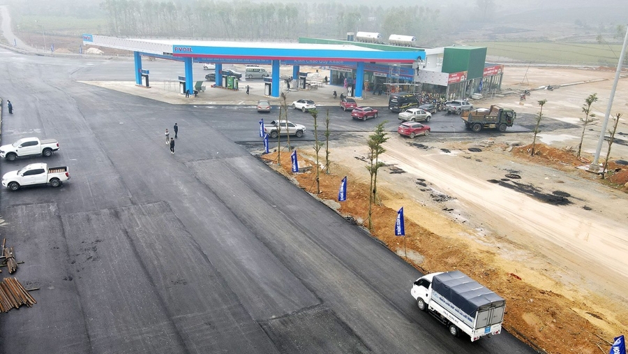 Trước mắt, trạm dừng nghỉ tạm này đang khai thác 1 bên theo chiều di chuyển Bắc - Nam. Ảnh: Văn Đức