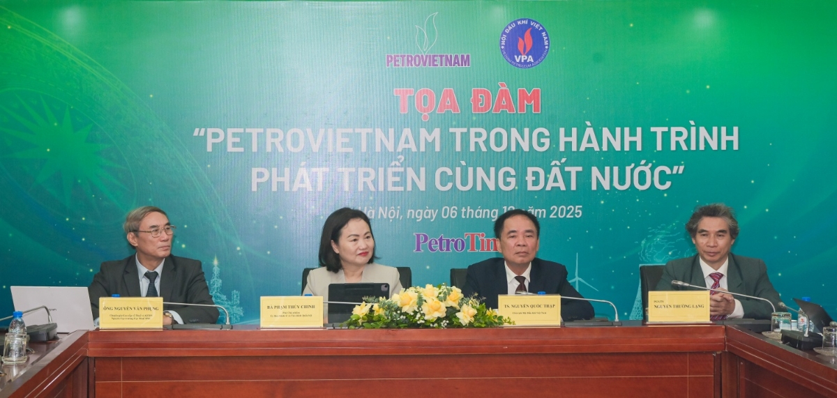 Các chuyên gia, nhà quản lý, khách mời tham dự Tọa đàm “Petrovietnam trong hành trình phát triển cùng đất nước”.