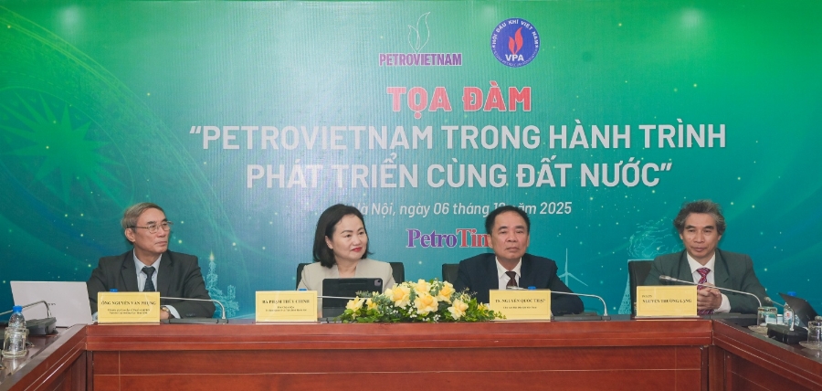 Các chuyên gia, nhà quản lý, khách mời tham dự Tọa đàm “Petrovietnam trong hành trình phát triển cùng đất nước”.