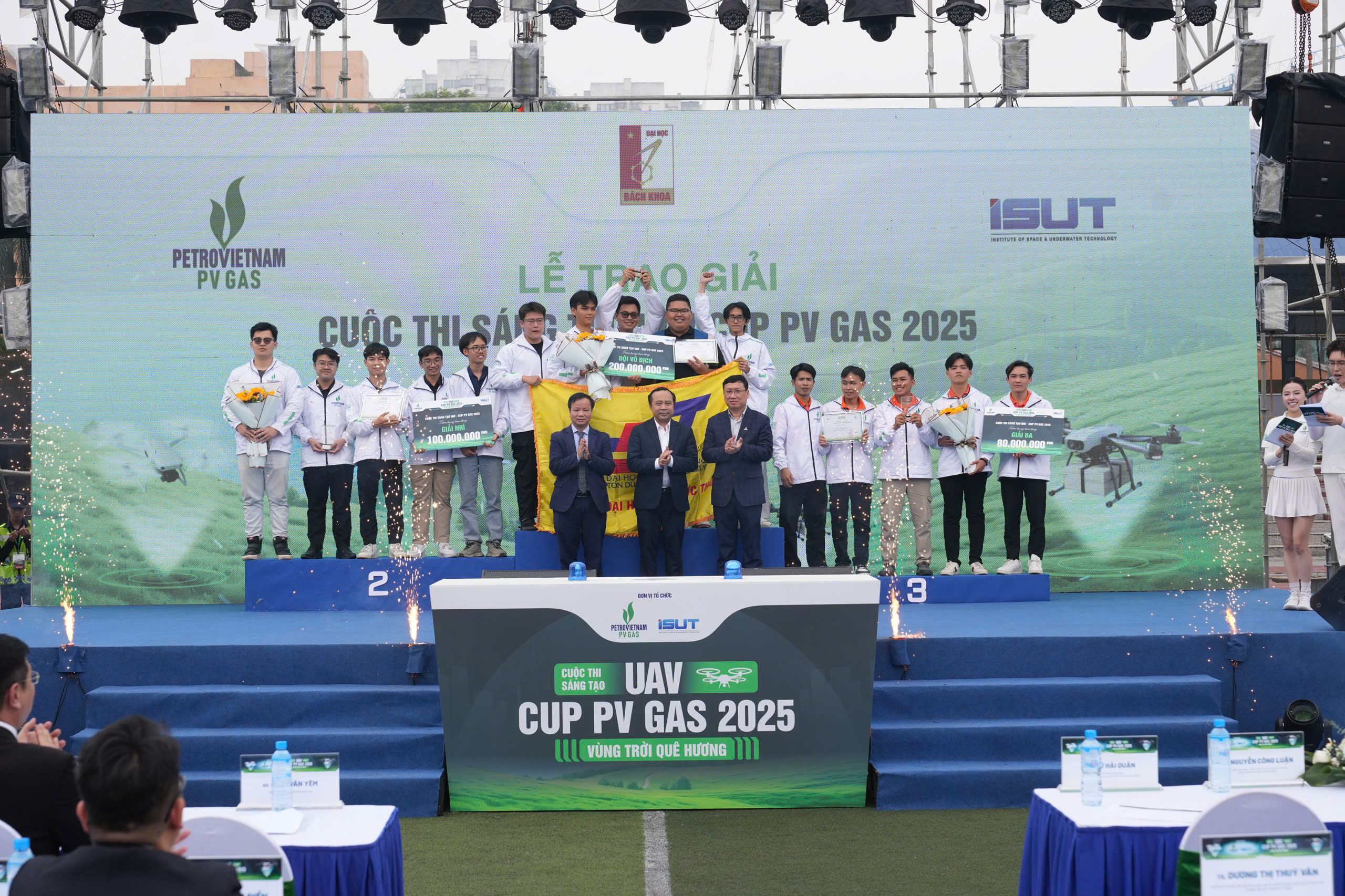 Ban tổ chức trao giải Nhất, Nhì và Ba cho các đội.