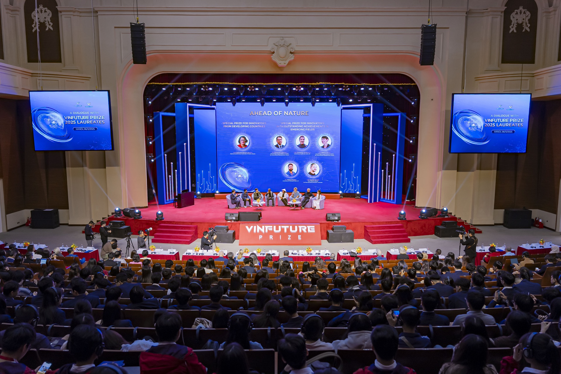 Buổi giao lưu giữa các chủ nhân Giải thưởng VinFuture 2025 và sinh viên tại Trường Đại học VinUni