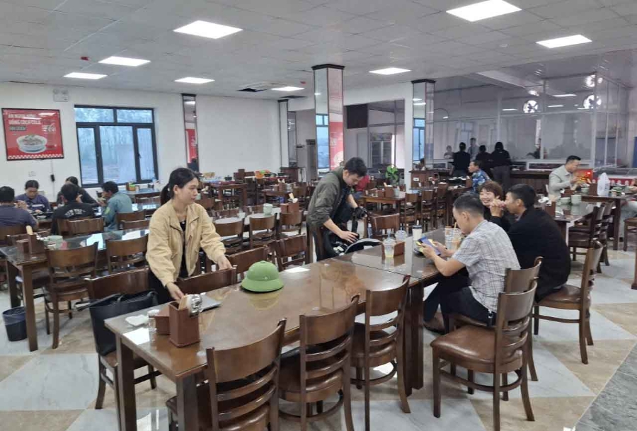 Nhà ăn đã phục vụ nhu cầu cho các tài xế. Ảnh: Trần Tuấn