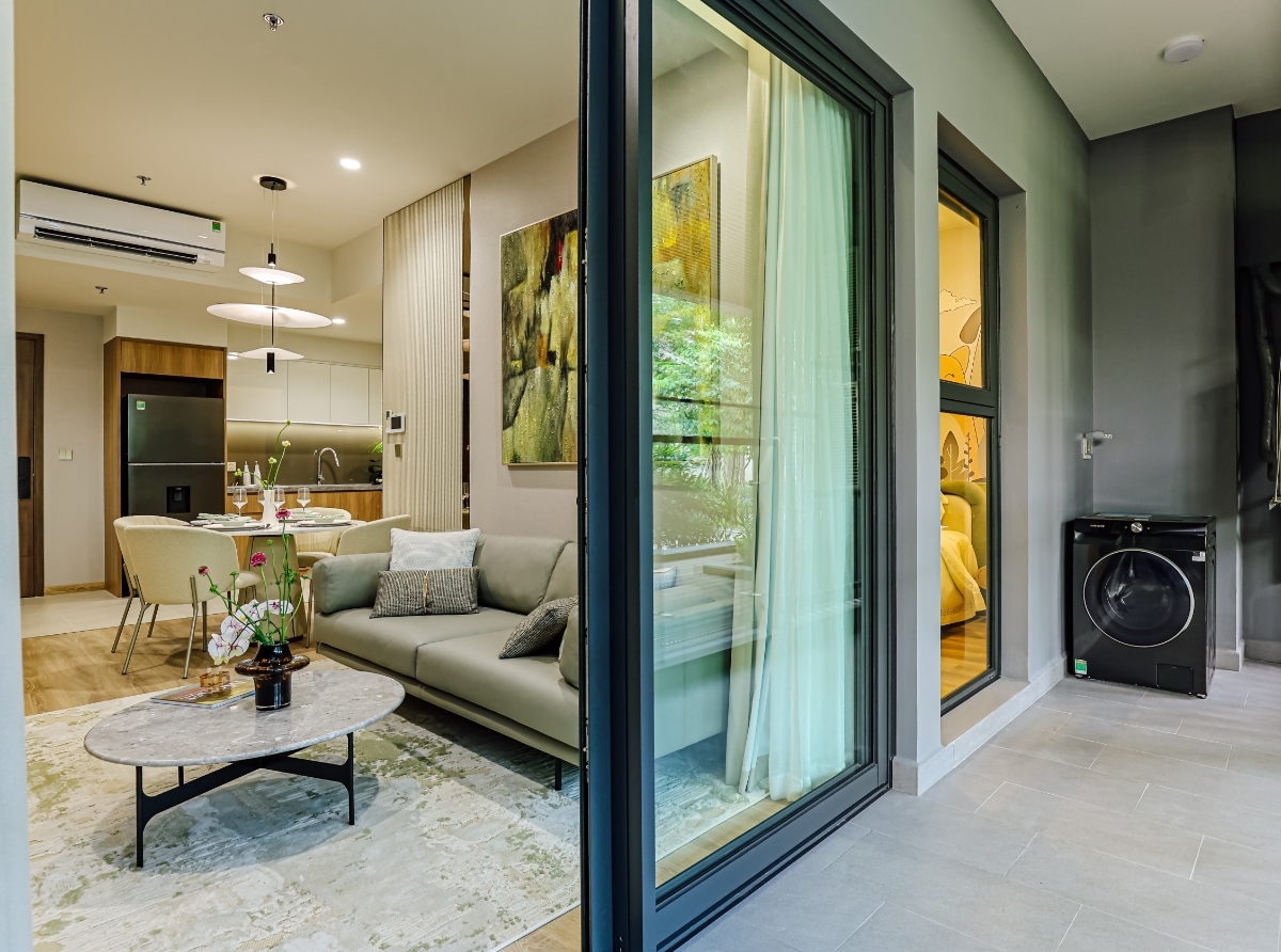 Ban công liên thông giữa phòng khách và phòng ngủ giúp mở rộng không gian đồng thời tạo tầm nhìn khoáng đạt.