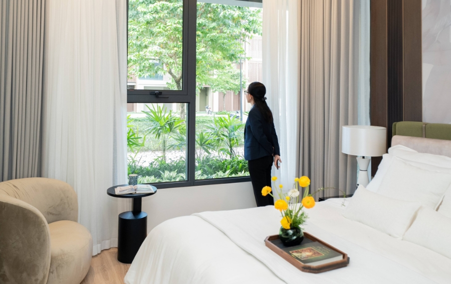 Phòng ngủ với gam màu ấm áp và vật liệu chuẩn quốc tế, tạo nên không gian nghỉ ngơi yên tĩnh, tái tạo sức sống mỗi ngày.