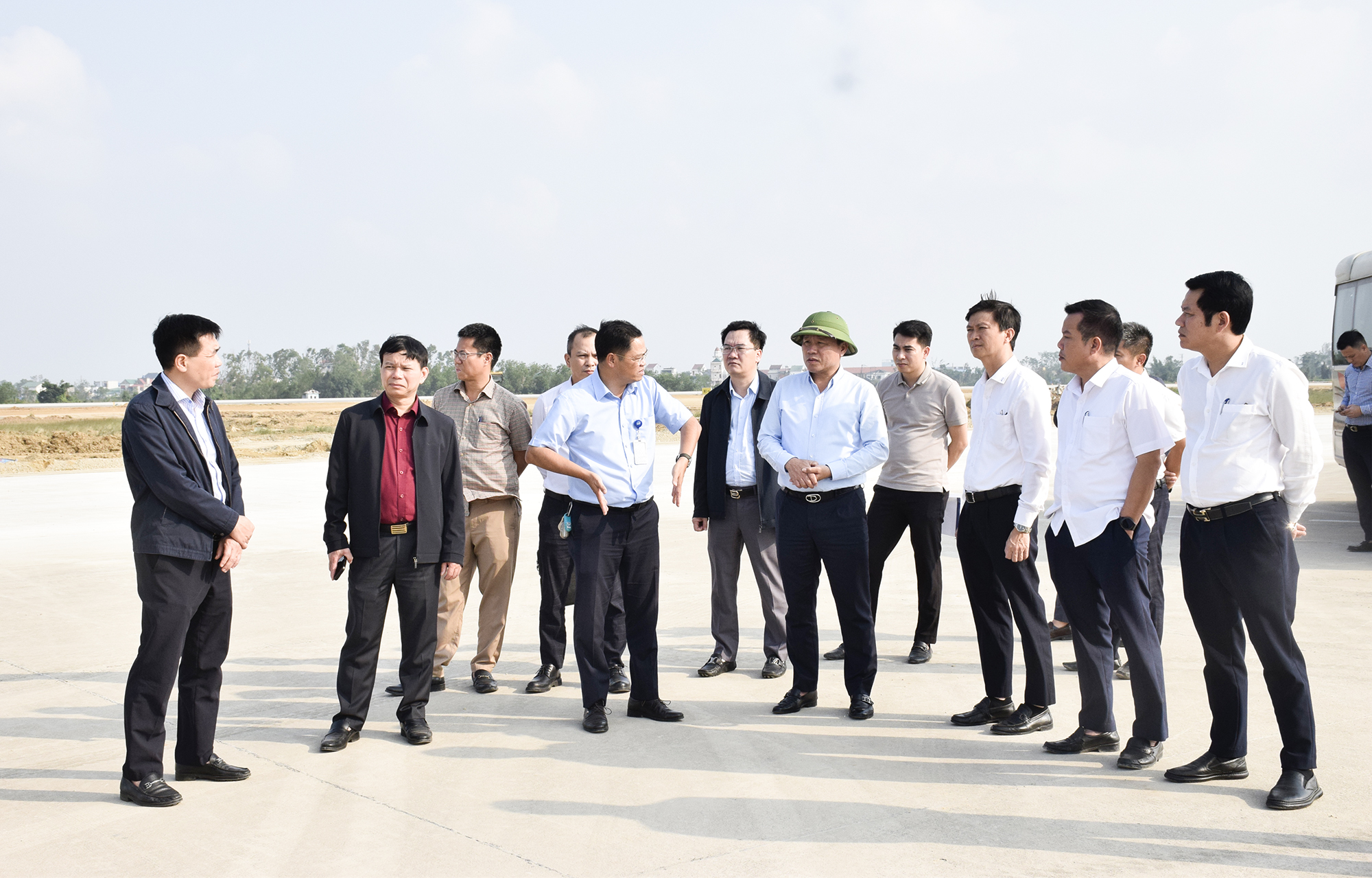 Phó Chủ tịch UBND tỉnh Hoàng Phú Hiền và đoàn công tác kiểm tra dự án sửa chữa đường cất hạ cánh, đường lăn