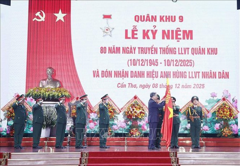 Tổng Bí thư Tô Lâm, Bí thư Quân ủy Trung ương, trao Danh hiệu Anh hùng lực lượng vũ trang nhân dân tặng Quân khu 9. Ảnh: TTXVN