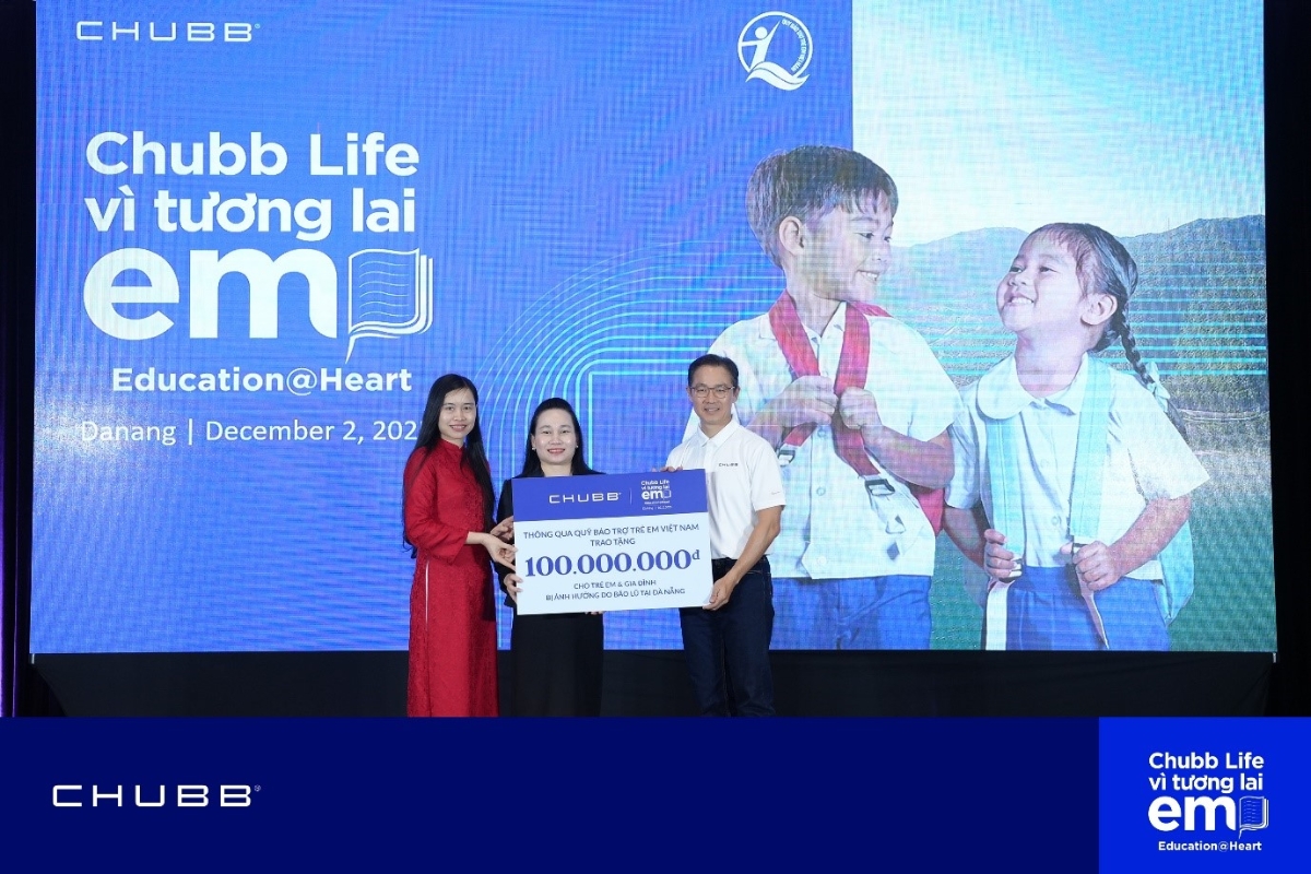 Ông Sang Lee, Chủ tịch Chubb Life Vùng Đông Nam Á & New Zealand, trao biểu trưng 100 triệu đồng cho bà Đoàn Thị Hoài Nhi, Phó Giám đốc Sở Y tế TP. Đà Nẵng (giữa) và bà Đỗ Thị Vân, Phó Hiệu trưởng Trường Tiểu học Trần Quốc Toản, nhằm hỗ trợ các em nhỏ và gia đình chịu ảnh hưởng bởi bão lũ tại địa phương.