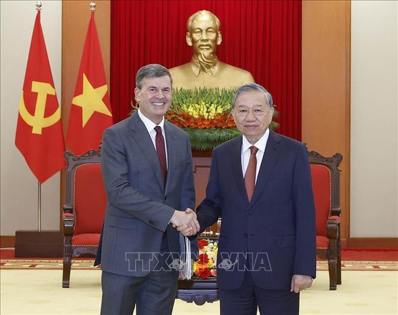 Tổng Bí thư Tô Lâm tiếp Giám đốc Học viện Tổng thống Liên bang Nga Aleksey Komissarov - Ảnh: TTXVN