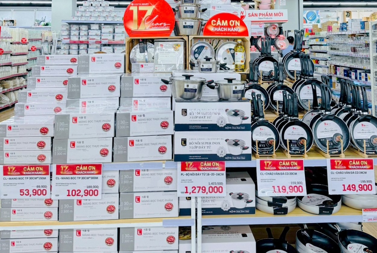 Nhiều&nbsp;hệ thống siêu thị đang triển khai chương trình kích cầu “siêu sale” giá tốt.