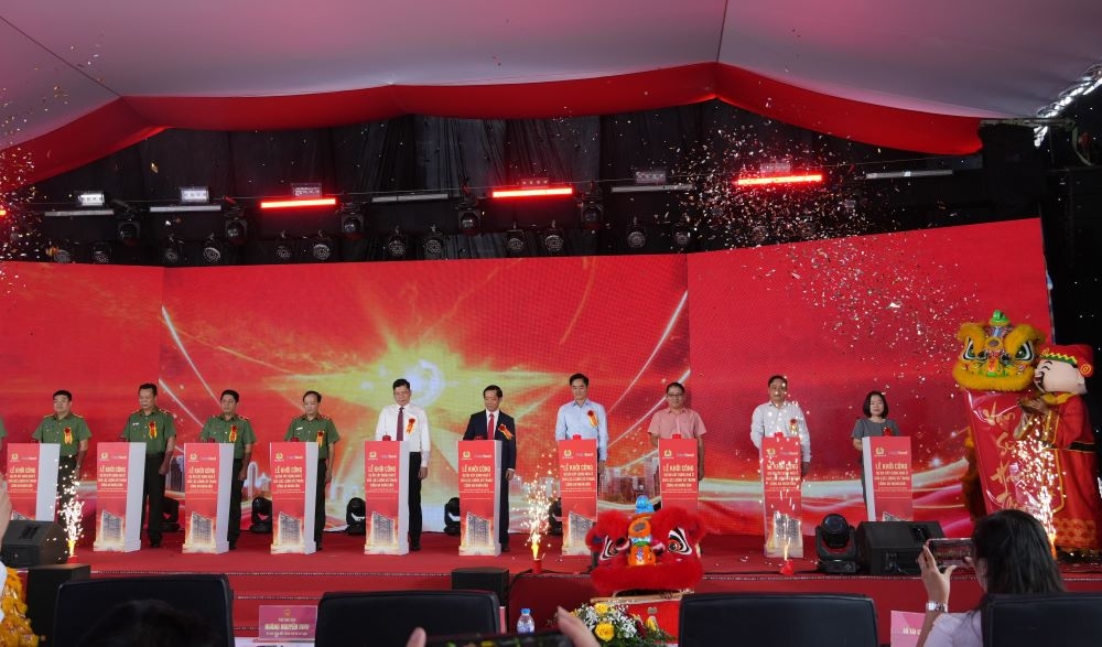 Các đại biểu nhấn nút khởi công dự án nhà ở cho lực lượng vũ trang công an nhân dân, ngày 7/12.