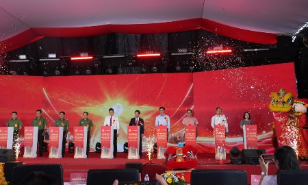 Các đại biểu nhấn nút khởi công dự án nhà ở cho lực lượng vũ trang công an nhân dân, ngày 7/12.