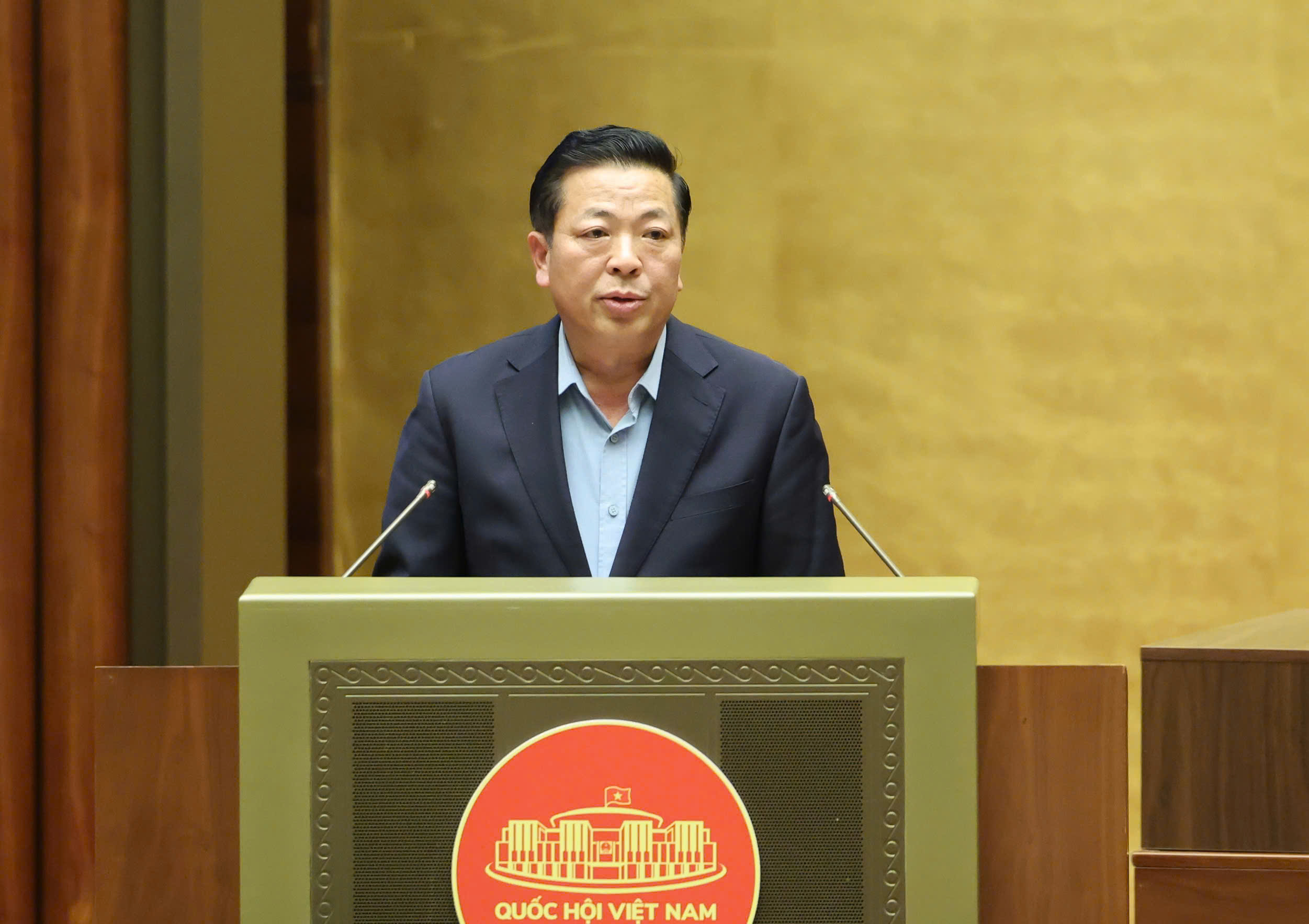Bộ trưởng Bộ Xây dựng Trần Hồng Minh trình bày Tờ trình trước Quốc hội.