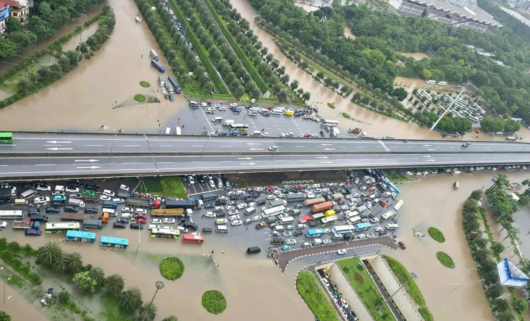 Ngập ở nút giao Trần Duy Hưng - Phạm Hùng - Đại lộ Thăng Long sau trận mưa lớn năm 2025. Ảnh: Ngọc Linh
