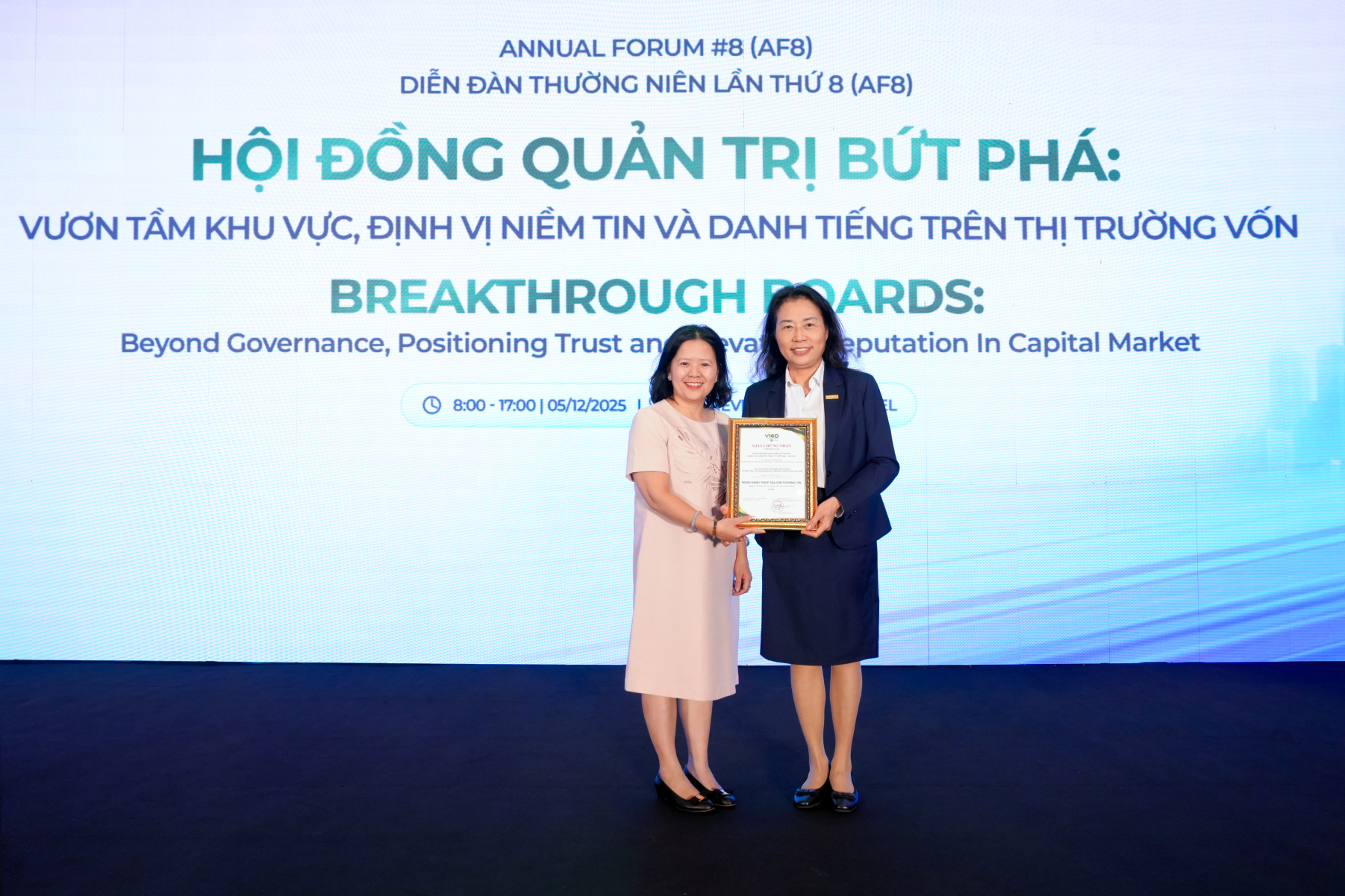 Đại diện Sacombank nhận Giấy chứng nhận VNCG50.