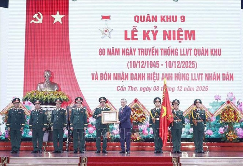 Tổng Bí thư Tô Lâm, Bí thư Quân ủy Trung ương, trao Danh hiệu Anh hùng lực lượng vũ trang nhân dân tặng Quân khu 9. Ảnh: TTXVN