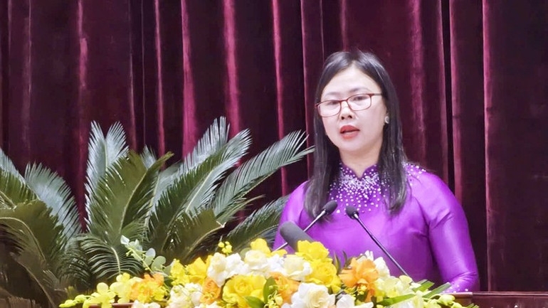 Bà&nbsp;Nguyễn Thị Phương, Phó Chủ tịch Ủy ban MTTQ tỉnh Thanh Hoá tổng hợp ý kiến, kiến nghị của cử tri và Nhân dân gửi tới kỳ họp