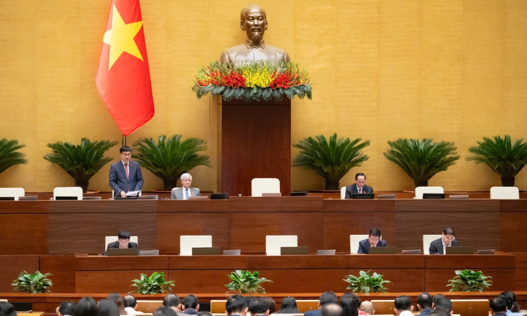 Phó Chủ tịch Quốc hội Vũ Hồng Thanh điều hành Phiên thảo luận về chủ trương đầu tư dự án xây dựng Cảng HKQT Gia Bình. Ảnh: Media Quốc hội.