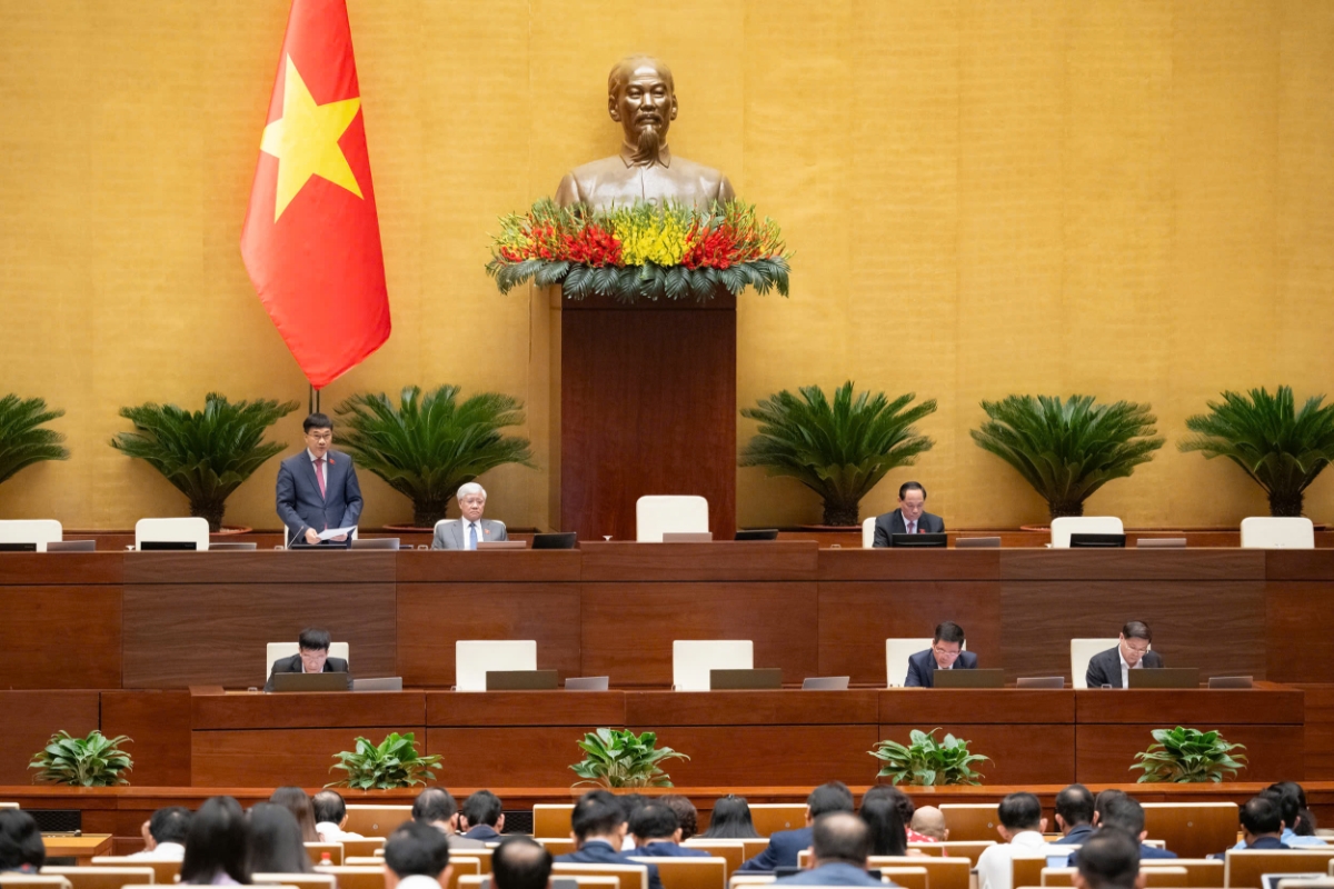 Phó Chủ tịch Quốc hội Vũ Hồng Thanh điều hành Phiên thảo luận về chủ trương đầu tư dự án xây dựng Cảng HKQT Gia Bình. Ảnh: Media Quốc hội.