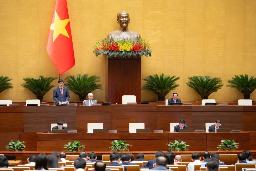 Phó Chủ tịch Quốc hội Vũ Hồng Thanh điều hành Phiên thảo luận về chủ trương đầu tư dự án xây dựng Cảng HKQT Gia Bình. Ảnh: Media Quốc hội.