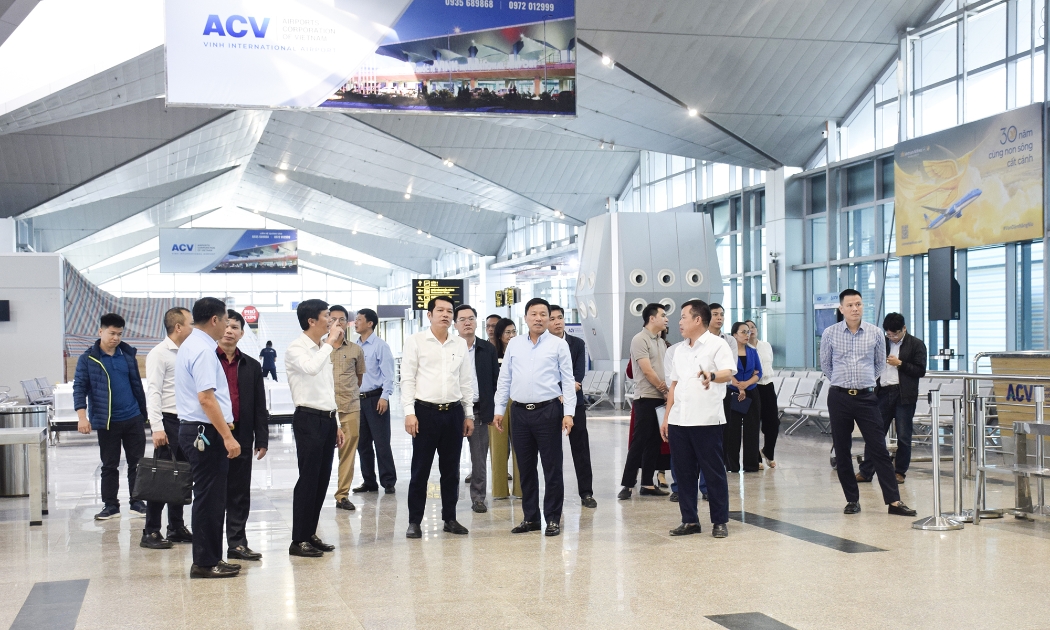 Phó Chủ tịch UBND tỉnh Nghệ An Hoàng Phú Hiền kiểm tra dự án cải tạo nhà ga quốc nội (nhà ga T1)