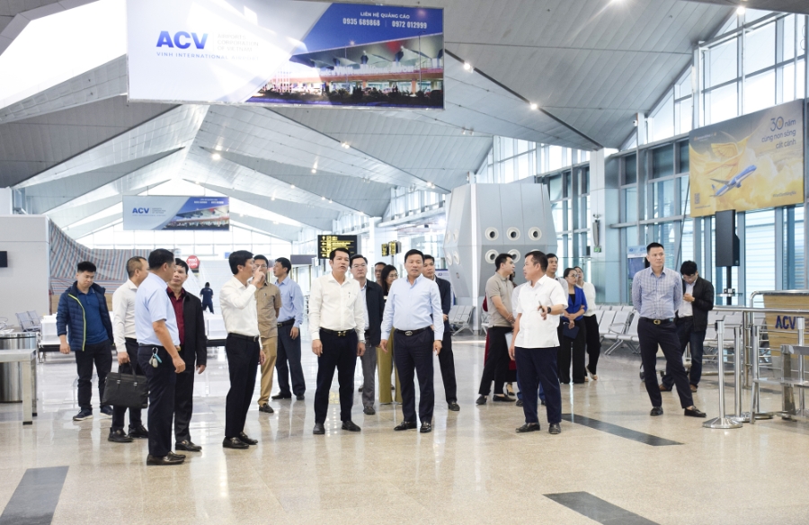 Phó Chủ tịch UBND tỉnh Nghệ An Hoàng Phú Hiền kiểm tra dự án cải tạo nhà ga quốc nội (nhà ga T1)