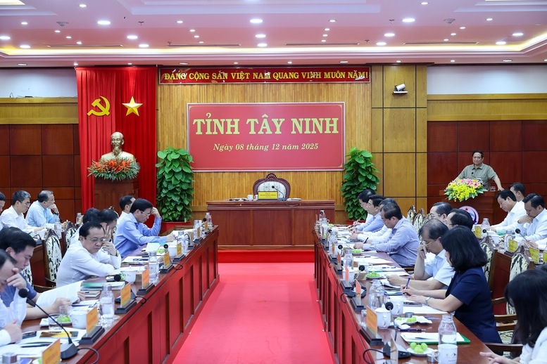 Thủ tướng lưu ý tỉnh Tây Ninh đẩy mạnh phát triển nhà ở xã hội, quan tâm người yếu thế, trẻ mồ côi, gia đình có công với cách mạng - Ảnh: VGP