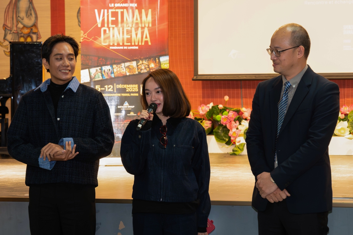 Diễn viên Kaity Nguyễn giao lưu cùng khán giả Việt tại Pháp.