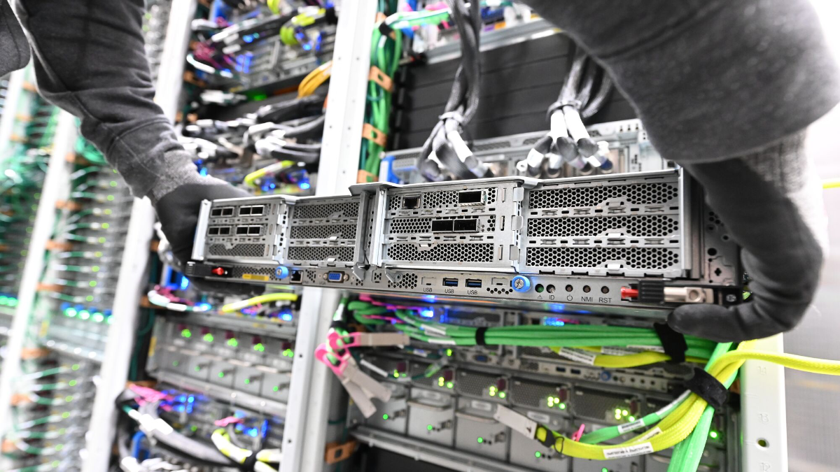 Việc chuyển sang những nhà cung cấp chip mới không có nghĩa là các công ty AI từ bỏ Nvidia. Ảnh: AWS