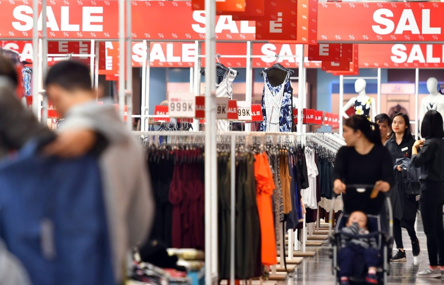 Kinh tế nhiều biến động khiến người dân khá thận trọng trong chi tiêu dù là mùa cao điểm mua sắm.