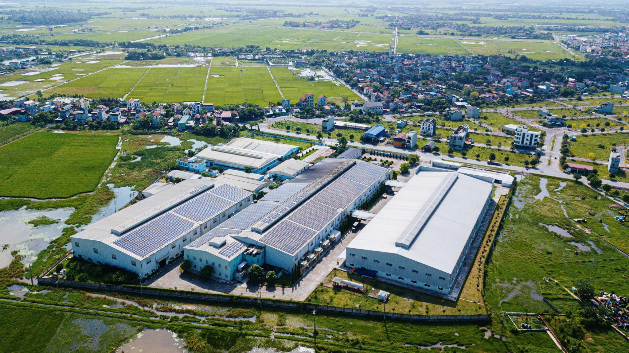 Những tấm pin mặt trời trải dài trên mái nhà máy Elmich tạo ra nguồn điện sạch, giúp doanh nghiệp giảm hơn 1.300 tấn CO₂ thải ra môi trường mỗi năm.