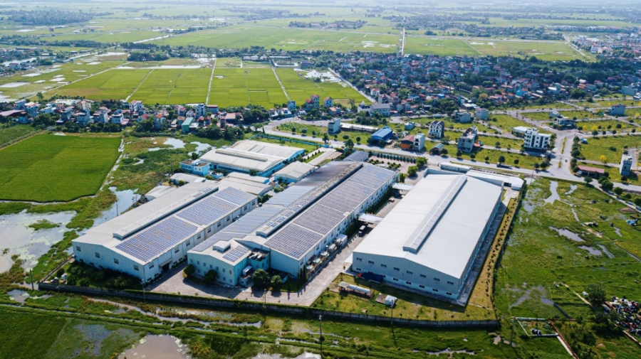 Những tấm pin mặt trời trải dài trên mái nhà máy Elmich tạo ra nguồn điện sạch, giúp doanh nghiệp giảm hơn 1.300 tấn CO₂ thải ra môi trường mỗi năm.