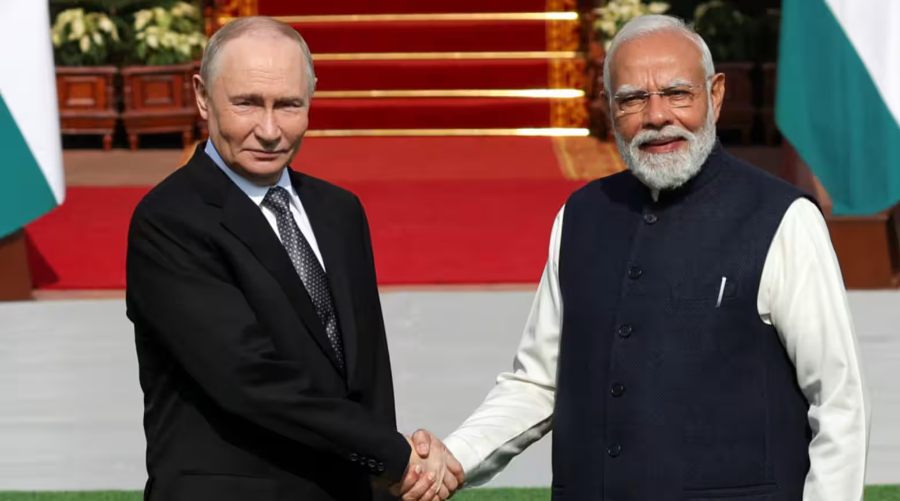 Tổng thống Nga Vladimir Putin, bên trái, và Thủ tướng Ấn Độ Narendra Modi trước cuộc gặp tại New Delhi ngày 5/12 - Ảnh: Reuters