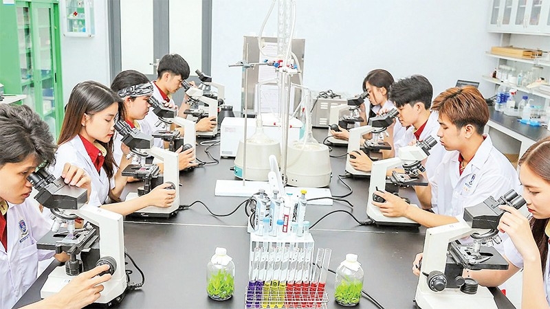 Nguồn lực tài chính dành cho nghiên cứu khoa học tại các cơ sở đào tạo chưa tương xứng với nhu cầu phát triển.