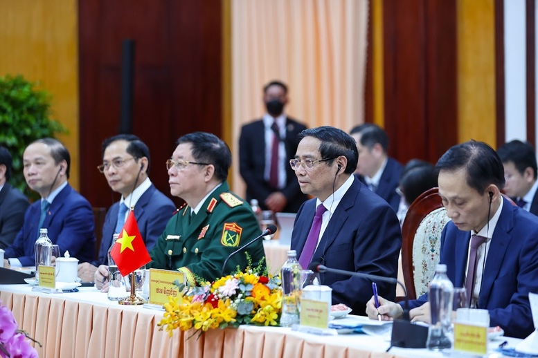 Thủ tướng Chính phủ Phạm Minh Chính chúc mừng Thủ tướng Hun Manet sau hơn hai năm lãnh đạo Chính phủ đã đưa Campuchia giành được nhiều thành tựu quan trọng trong công cuộc xây dựng và phát triển đất nước - Ảnh: VGP