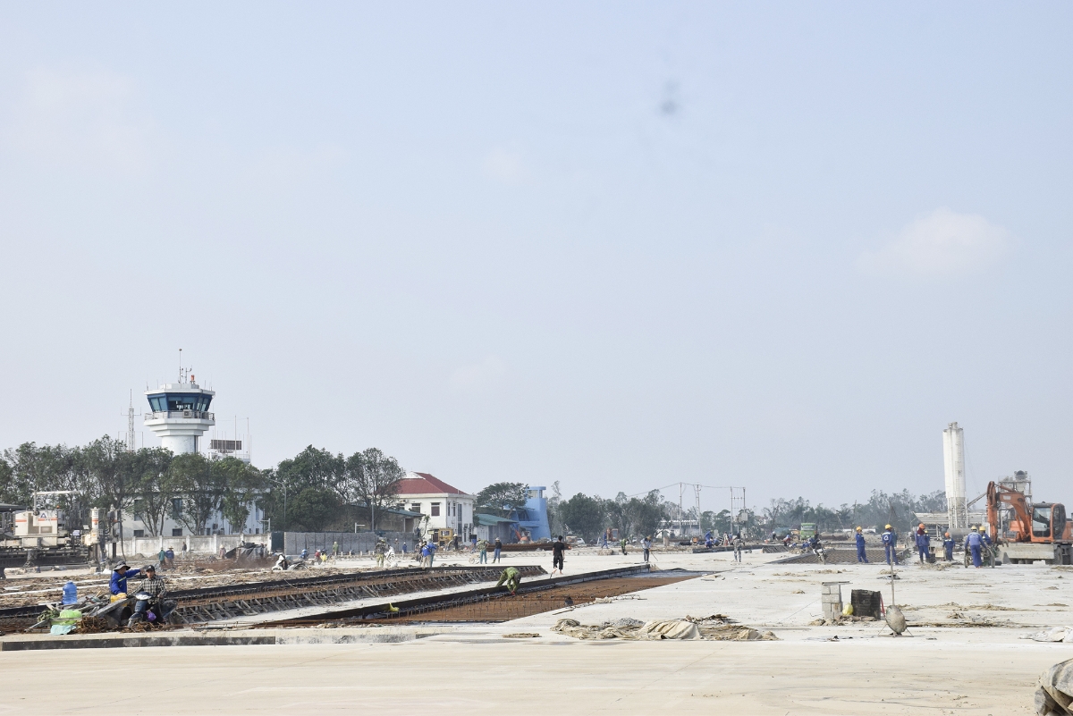 Các đơn vị thi công đang tập trung nhân lực thi công các vị trí sân đỗ máy bay còn lại; phấn đấu khai thác các vị trí đỗ sân bay giai đoạn 2 vào ngày 01/2/2026