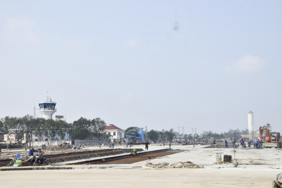 Các đơn vị thi công đang tập trung nhân lực thi công các vị trí sân đỗ máy bay còn lại; phấn đấu khai thác các vị trí đỗ sân bay giai đoạn 2 vào ngày 01/2/2026