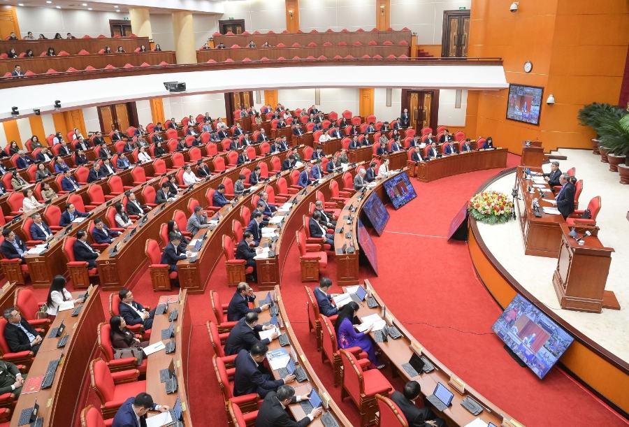 Đồng chí Hoàng Đăng Quang, Ủy viên Trung ương Đảng, Phó Trưởng Ban Thường trực Ban Tổ chức Trung ương, điều hành phần tham luận tại Hội nghị.  Ảnh: ĐCS