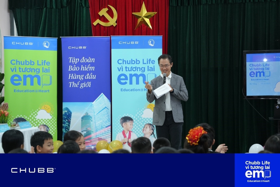 Tại điểm trao học bổng thuộc chương trình “Chubb Life – Vì tương lai Em”, ông Sang Lee, Chủ tịch Chubb Life Vùng Đông Nam Á & New Zealand gửi lời động viên đến các em học sinh, tạo nên không khí ấm áp và đầy cảm hứng.