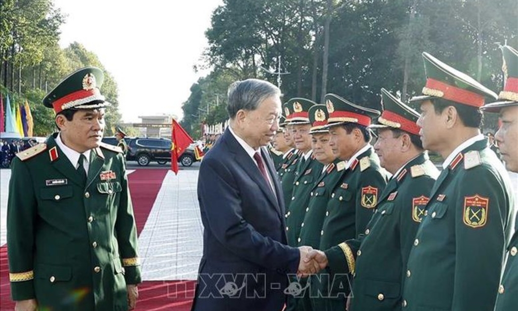 Tổng Bí thư Tô Lâm tới dự Lễ kỷ niệm 80 năm Ngày truyền thống lực lượng vũ trang Quân khu 9 (10/12/1945 – 10/12/2025) và đón nhận danh hiệu Anh hùng Lực lượng vũ trang nhân dân - Ảnh: TTXVN