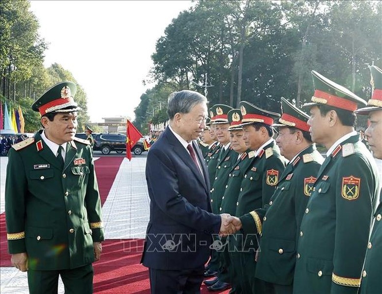 Tổng Bí thư Tô Lâm tới dự Lễ kỷ niệm 80 năm Ngày truyền thống lực lượng vũ trang Quân khu 9 (10/12/1945 – 10/12/2025) và đón nhận danh hiệu Anh hùng Lực lượng vũ trang nhân dân - Ảnh: TTXVN