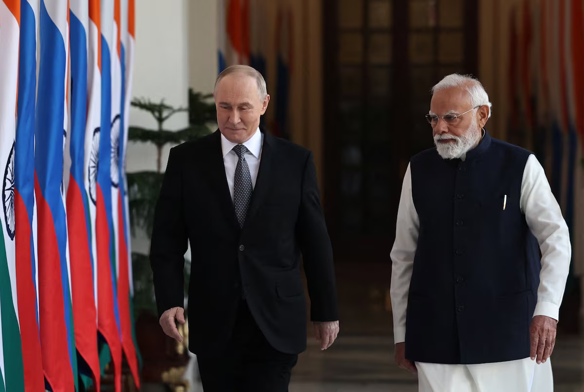 Tổng thống Nga Vladimir Putin (trái) và Thủ tướng Ấn Độ Narendra Modi trong chuyến thăm Ấn Độ của ông Putin, tháng 12/2025 - Ảnh: Reuters.
