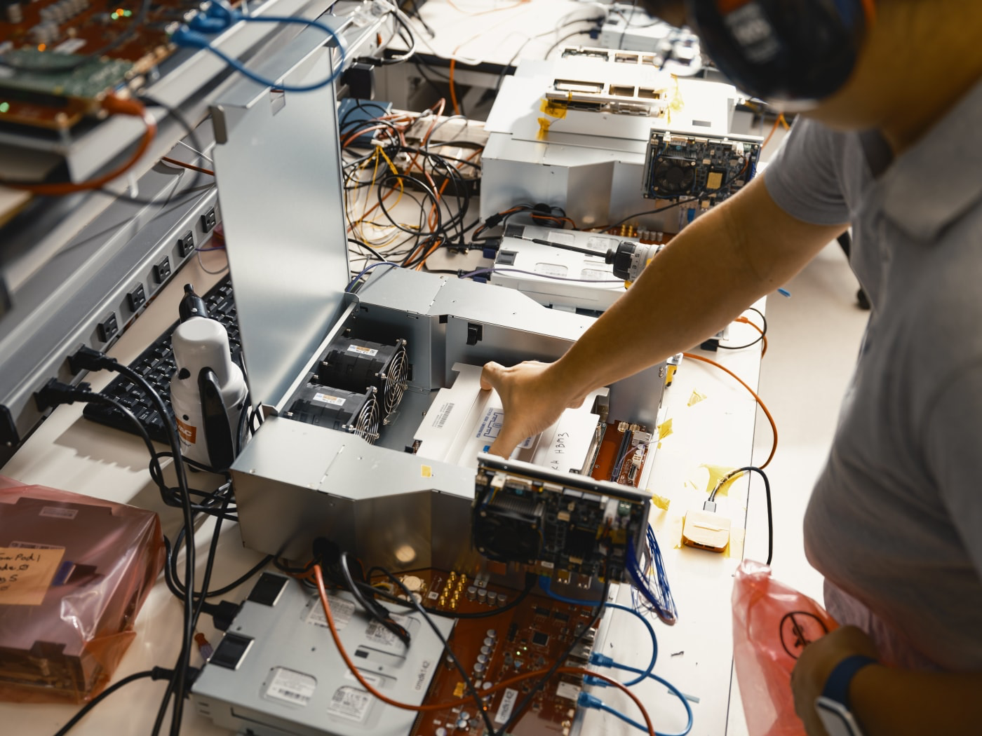 AWS thiết kế hầu hết các chip AI của mình, bao gồm cả Trainium3, tại phòng thí nghiệm nội bộ ở Austin, Texas. Ảnh: WSJ